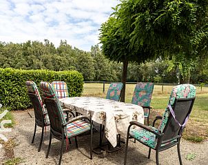 Ruime woonkamer in vakantiehuis DG345 in Hoogeveen, Drenthe, met veel natuurlijk licht.