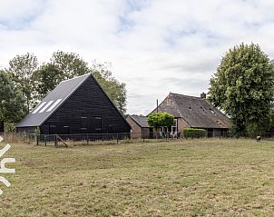 Knusse slaapkamer in vakantiehuis DG345 in Hoogeveen, Zuidwest Drenthe, met houten elementen.