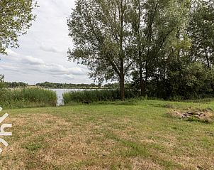 Moderne badkamer in vakantiehuis DG345 in Hoogeveen, Drenthe, met praktische douchecabine.