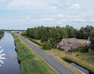 Slaapkamer met vintage meubels in vakantiehuis DG345 in Hoogeveen, Zuidwest Drenthe, voor een retro sfeer.