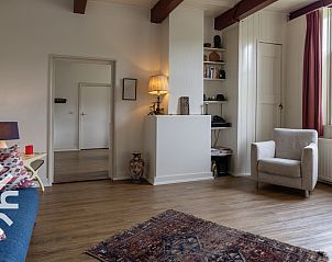 Buitenterras van vakantiehuis DG345 in Hoogeveen, Drenthe, met uitzicht op het omliggende groen.