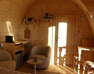 Gezellige binnenruimte van Vakantiehuis in Hoogeveen met houten interieur in Drenthe.