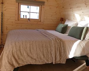 Sfeervolle slaapkamer in Vakantiehuis in Hoogeveen met houten afwerking in Zuidwest Drenthe.