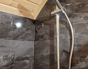 Luxe douche in Vakantiehuis in Hoogeveen met marmeren tegels in Zuidwest Drenthe.