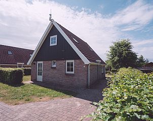 Vacation home Comfortable 8 in Bant, Flevoland with charming facade and green surroundings.