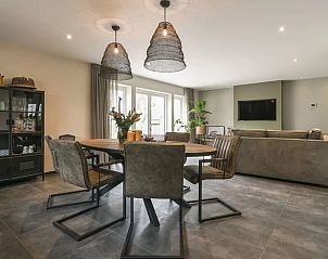 Stijlvolle eetkamer in Vakantiehuis in Rijs, Friese bossen, met moderne verlichting en comfortabele stoelen.