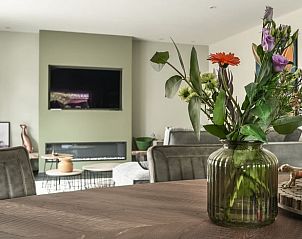 Moderne zithoek in Vakantiehuis in Rijs, Friese bossen, met comfortabele bank en stijlvolle inrichting.