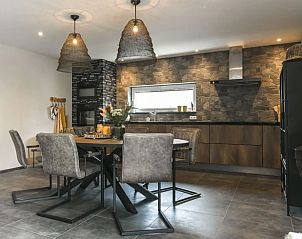 Keuken van Vakantiehuis in Rijs, Friesland, met stenen muur en moderne afwerking.