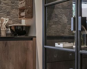 Comfortabele slaapkamer in Vakantiehuis in Rijs, Friesland, met stijlvolle kussens en moderne inrichting.