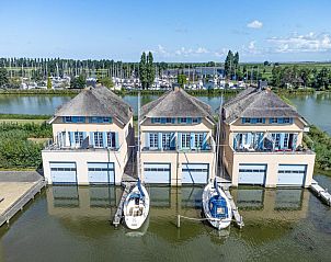 Schippershuis Stavoren in Friesland met uitzicht op de jachthaven, een vakantieverblijf met ruime balkons en natuurlijke omgeving.
