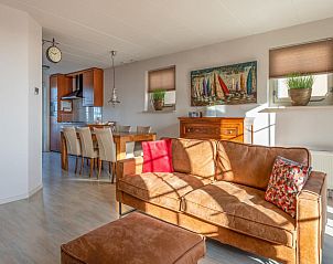 Eet- en leefruimte in Schippershuis Stavoren, vakantiehuis in Friesland, met houten meubels en moderne keukenfaciliteiten.