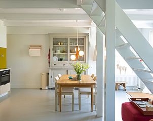 Eetgedeelte in Huisje in Wlterswld met stijlvolle inrichting.