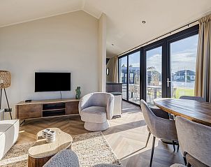 Fully equipped kitchen with a view in the 4-6 person wellness lodge in Friesland.