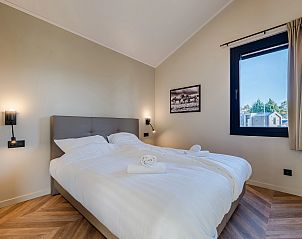Bedroom with double bed in the 4-6 person wellness lodge in Friesland, Oudehaske.