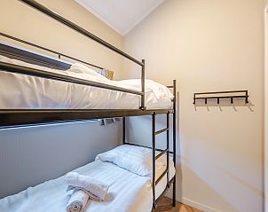 Stylish bathroom with shower in the 4-6 person wellness lodge in Oudehaske, Friesland.
