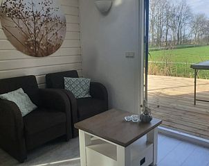 Gezellige zithoek in Vakantiehuisje in Rinsumageast met uitzicht op het Friese platteland.