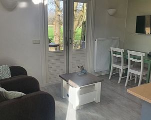 Lichte woonkamer in Vakantiehuisje in Rinsumageast met uitzicht op de Friese natuur.