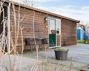 Houten terras van Vakantiehuisje in Rinsumageast, perfect voor ontspanning in Friesland.