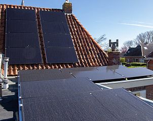 Huisje in Paesens, duurzaam vakantiehuis met zonnepanelen in het Friese landschap.