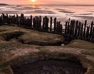 Huisje in Paesens, unieke kustlijn van Friesland bij zonsondergang.