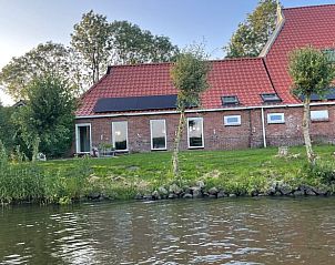 Huisje in Hallum biedt een serene waterkant ervaring in Friesland.