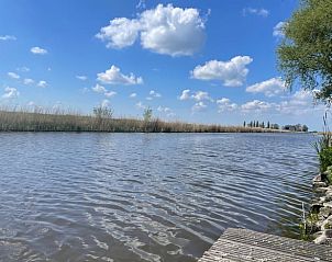 Adembenemend uitzicht over het water bij Huisje in Hallum op het Friese platteland.