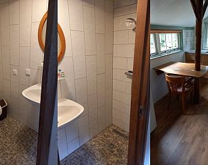 Moderne badkamer en praktische keuken in Vakantiehuis in Oldeholtpade.