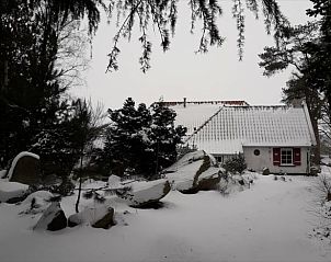Sneeuw bedekt Vakantiehuis in Oldeholtpade, Friesland in winterse sfeer.
