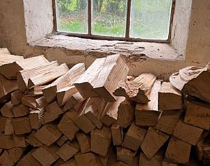 Gezellige houtvoorraad in Vakantiehuisje in Oldeholtpade, perfect voor een warm verblijf op het Friese platteland in Friesland.