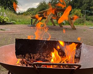 Vuurkorf bij Vakantiehuisje in Oldeholtpade, perfect voor een warme avond op het Friese platteland in Friesland.