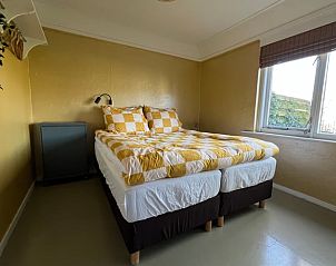 Comfortabele slaapkamer in Vakantiehuisje in Oldeholtpade, een knus verblijf op het Friese platteland in Friesland.