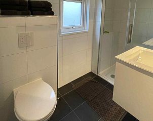 Uitzicht vanuit woonkamer van FR094 vakantiehuis op jachthaven