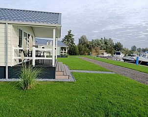 Groene omgeving van vakantiehuis FR094 met jachthaven in Friesland