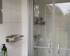 Ruime douchecabine in Vakantiehuis in Kootstertille, Friesland, biedt comfort en luxe.