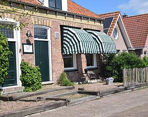Geniet van de charmante gevel van Vakantiehuisje in Munnekeburen, een vakantiewoning op het Friese platteland.