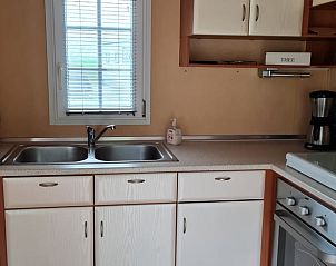 Moderne keuken in Vakantiehuisje in Wnswert, Friesland, voorzien van alle gemakken voor een comfortabel verblijf.