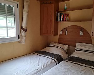 Slaapkamer met twee eenpersoonsbedden in Vakantiehuisje in Wnswert, perfect voor een familie-uitje in het Friese platteland.
