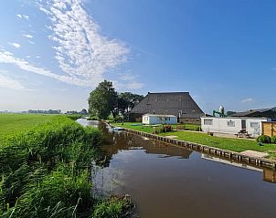 Omgeving van Vakantiehuis in Wanswerd met uitzicht op de natuur en waterwegen in het Friese platteland, Wnswert, Friesland.