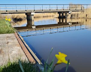Brug over het water nabij Vakantiehuis in Wanswerd, omgeven door natuur in het Friese platteland van Wnswert, Friesland.