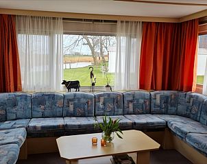 Gezellige binnenruimte van Vakantiehuis in Wanswerd met uitzicht op de tuin, gelegen in Wnswert, Friesland.