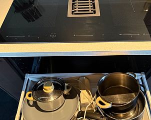 Keukenlade met kookgerei in Vakantiehuis in Surhuisterveen, praktische indeling, Friesland.