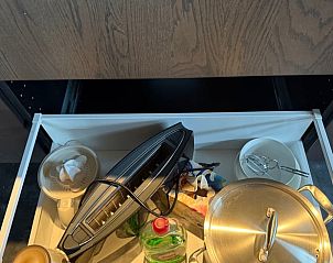 Lade met keukengerei in Vakantiehuis in Surhuisterveen, goed uitgerust, Friesland.