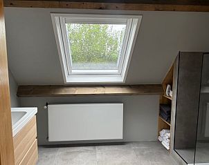 Badkamer met uitzicht in Vakantiehuis in Surhuisterveen, serene omgeving, Friesland.