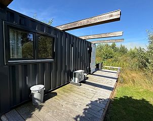 Zonnige terrasruimte bij Huisje in Surhuisterveen op het Friese platteland, Friesland.