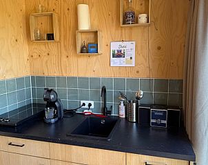Gezellige keukenhoek in Huisje in Surhuisterveen, Friesland, met moderne voorzieningen.