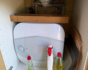 Praktische opbergruimte in de keuken van Huisje in Surhuisterveen, Friesland.