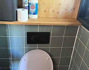 Nette toiletruimte in Huisje in Surhuisterveen op het Friese platteland, Friesland.