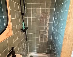 Badkamer met moderne voorzieningen in Huisje in Surhuisterveen, Friesland.