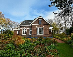Vakantiehuis FR529 in Hommerts, Friesland, omgeven door weelderige natuur op het Friese platteland.
