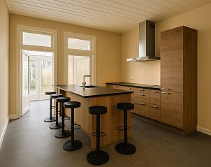 Moderne keuken in vakantiehuis FR529, gelegen in het Friese platteland van Hommerts, Friesland, met eiland en stijlvolle barkrukken.